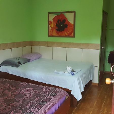 Hotel Economica Coxen Hole Екстериор снимка