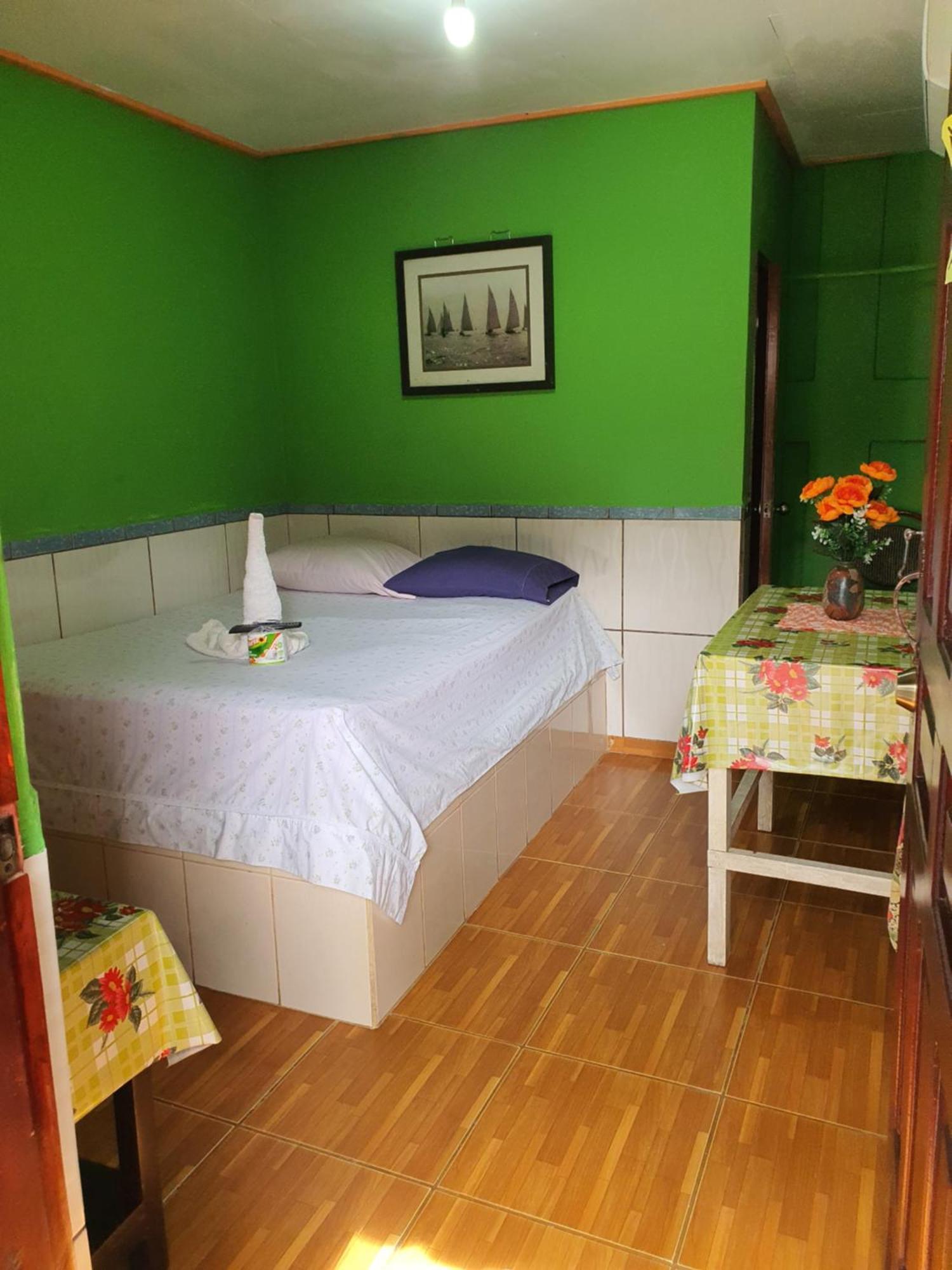 Hotel Economica Coxen Hole Екстериор снимка