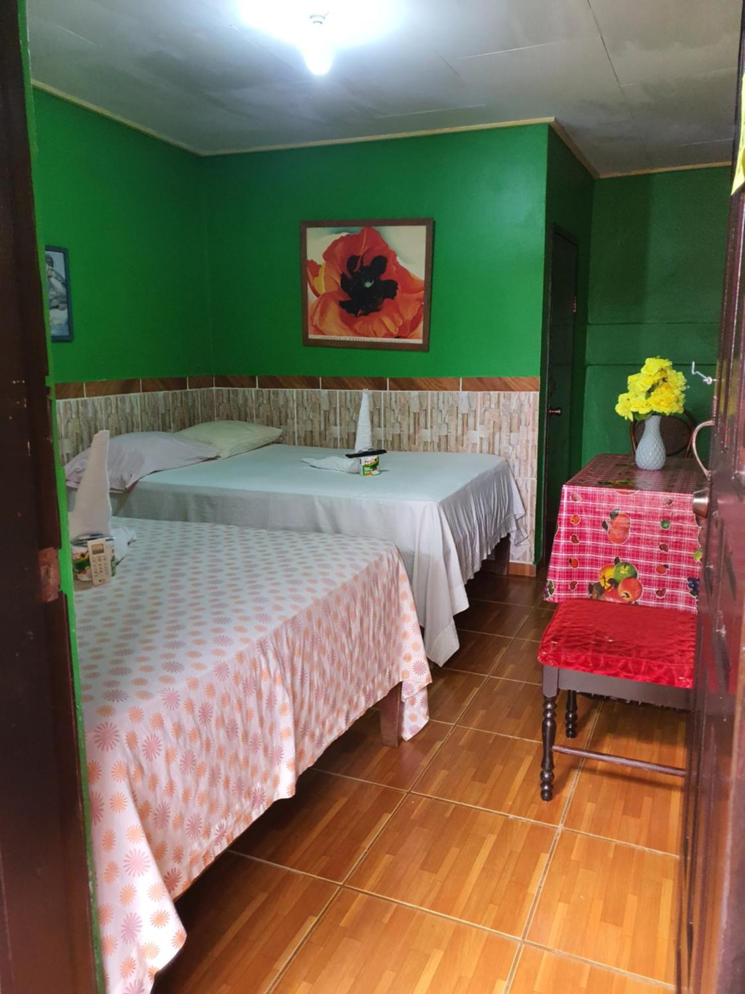 Hotel Economica Coxen Hole Екстериор снимка