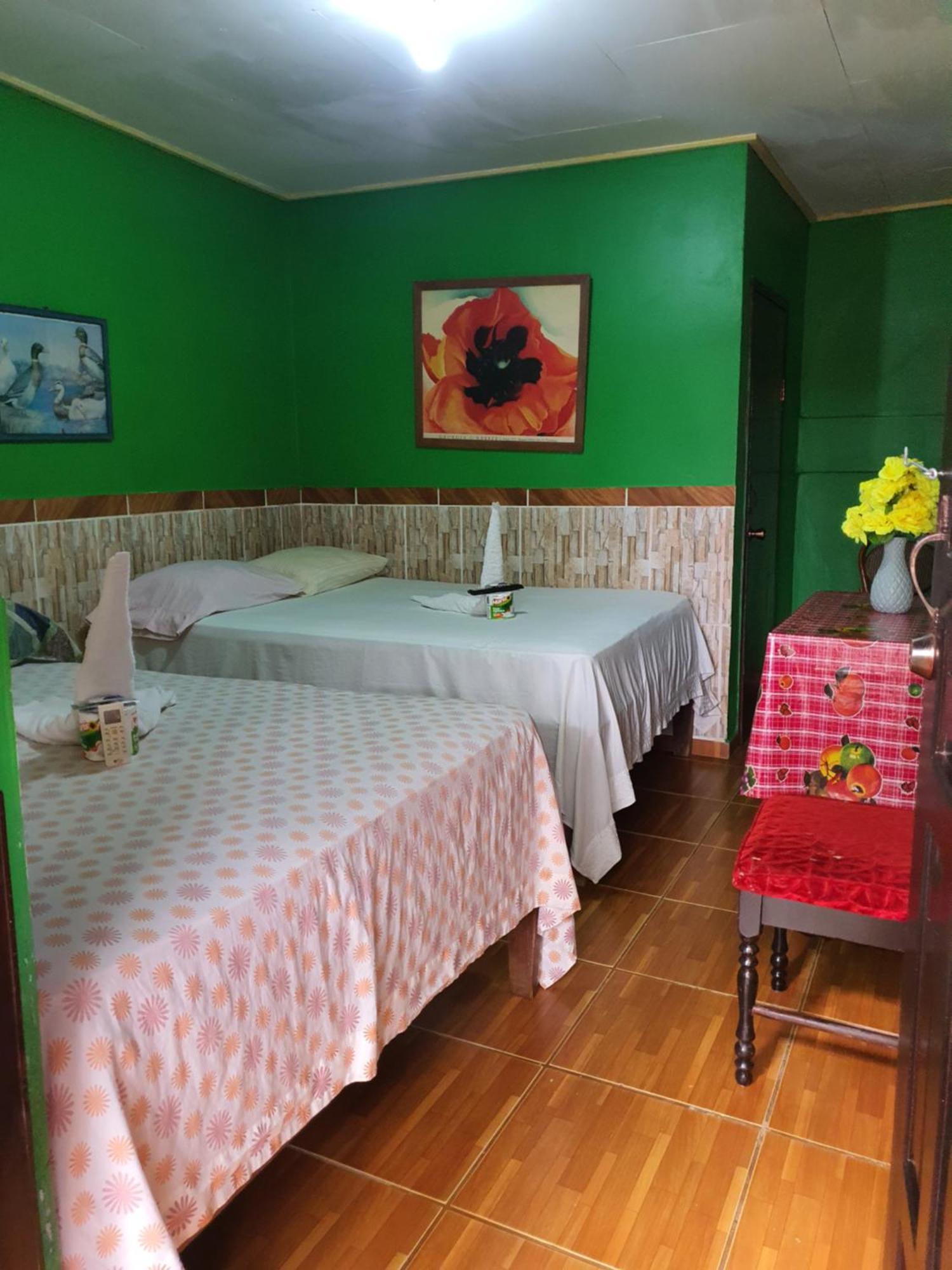 Hotel Economica Coxen Hole Екстериор снимка