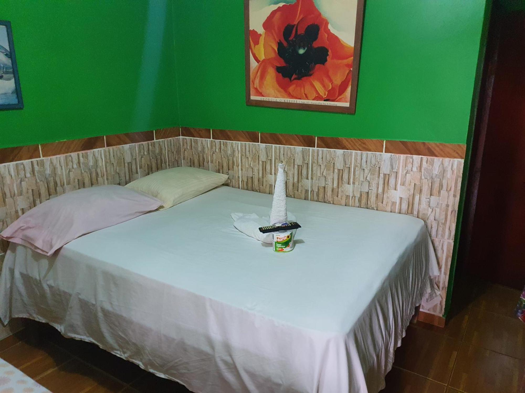 Hotel Economica Coxen Hole Екстериор снимка