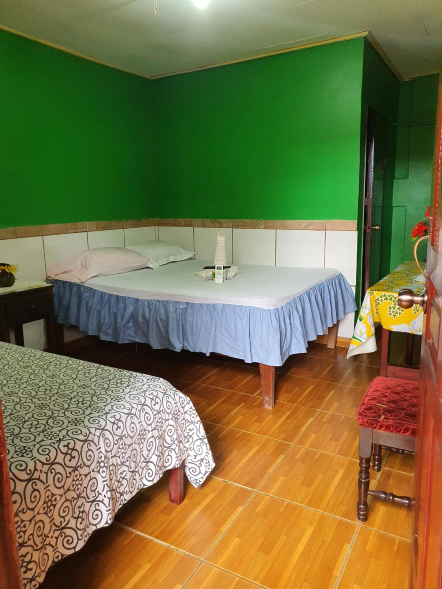 Hotel Economica Coxen Hole Екстериор снимка