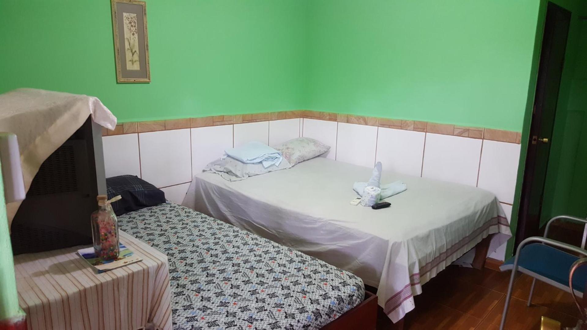 Hotel Economica Coxen Hole Екстериор снимка