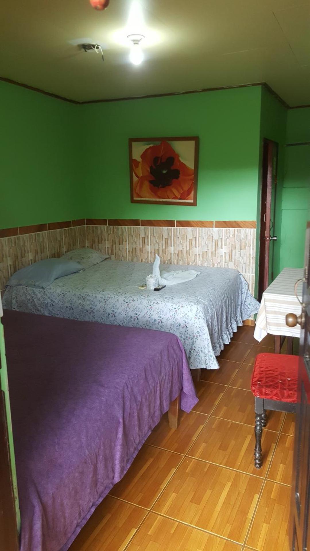 Hotel Economica Coxen Hole Екстериор снимка