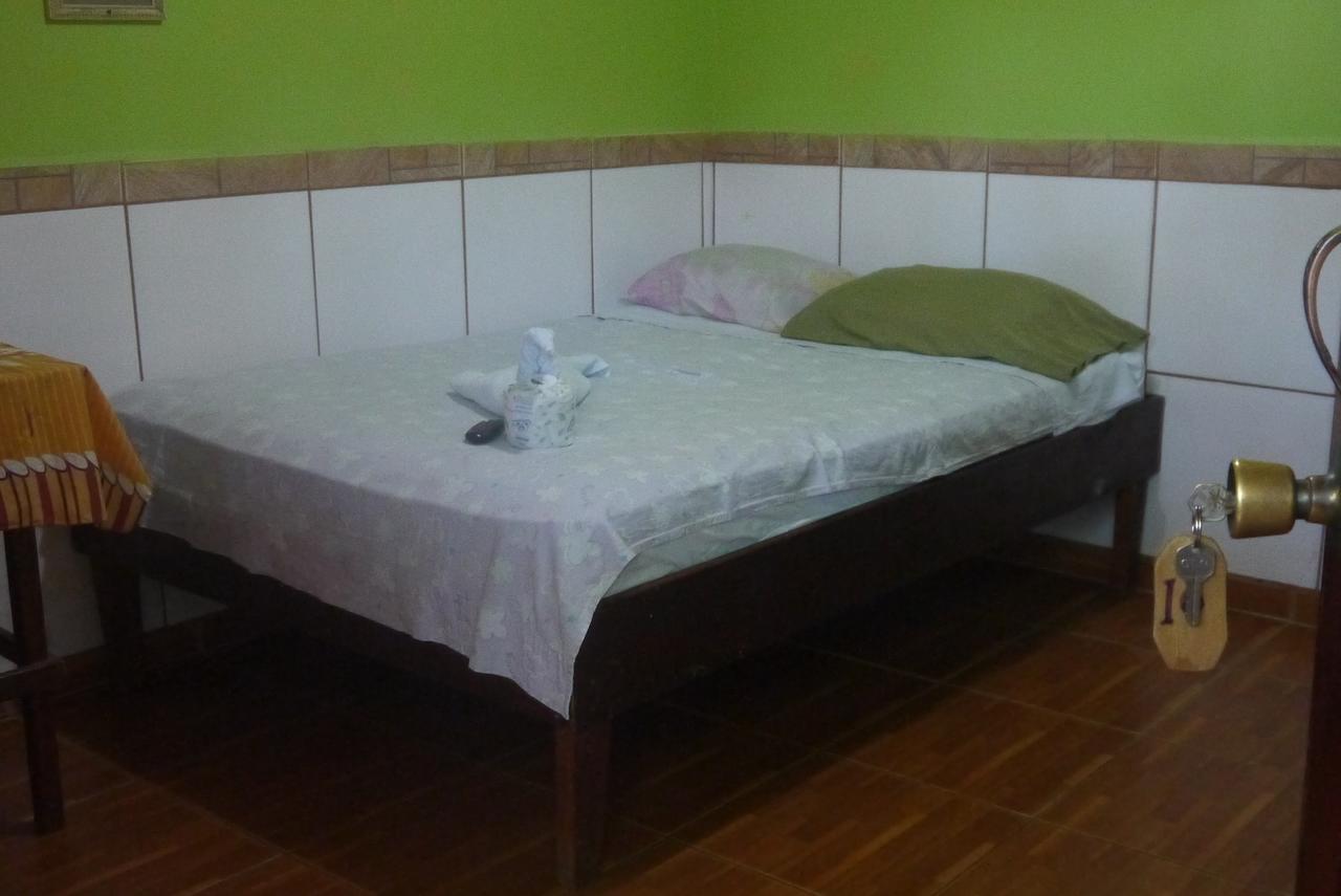 Hotel Economica Coxen Hole Екстериор снимка
