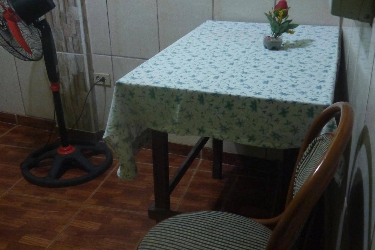 Hotel Economica Coxen Hole Екстериор снимка