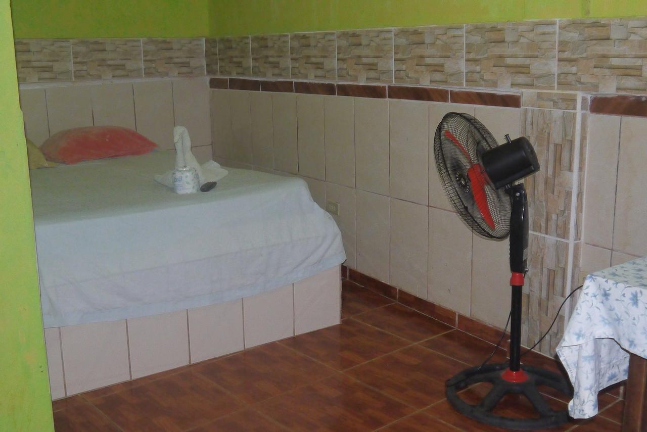Hotel Economica Coxen Hole Екстериор снимка