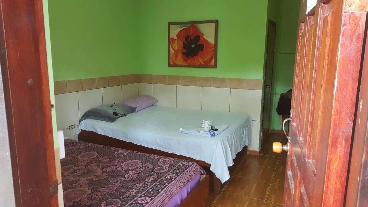 Hotel Economica Coxen Hole Екстериор снимка