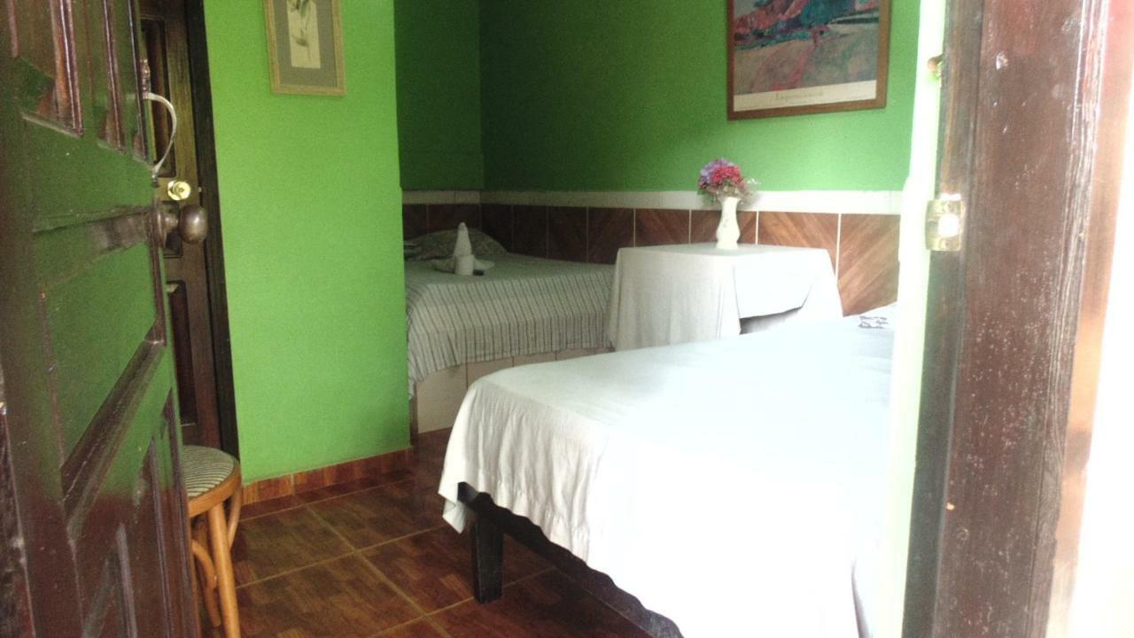 Hotel Economica Coxen Hole Екстериор снимка