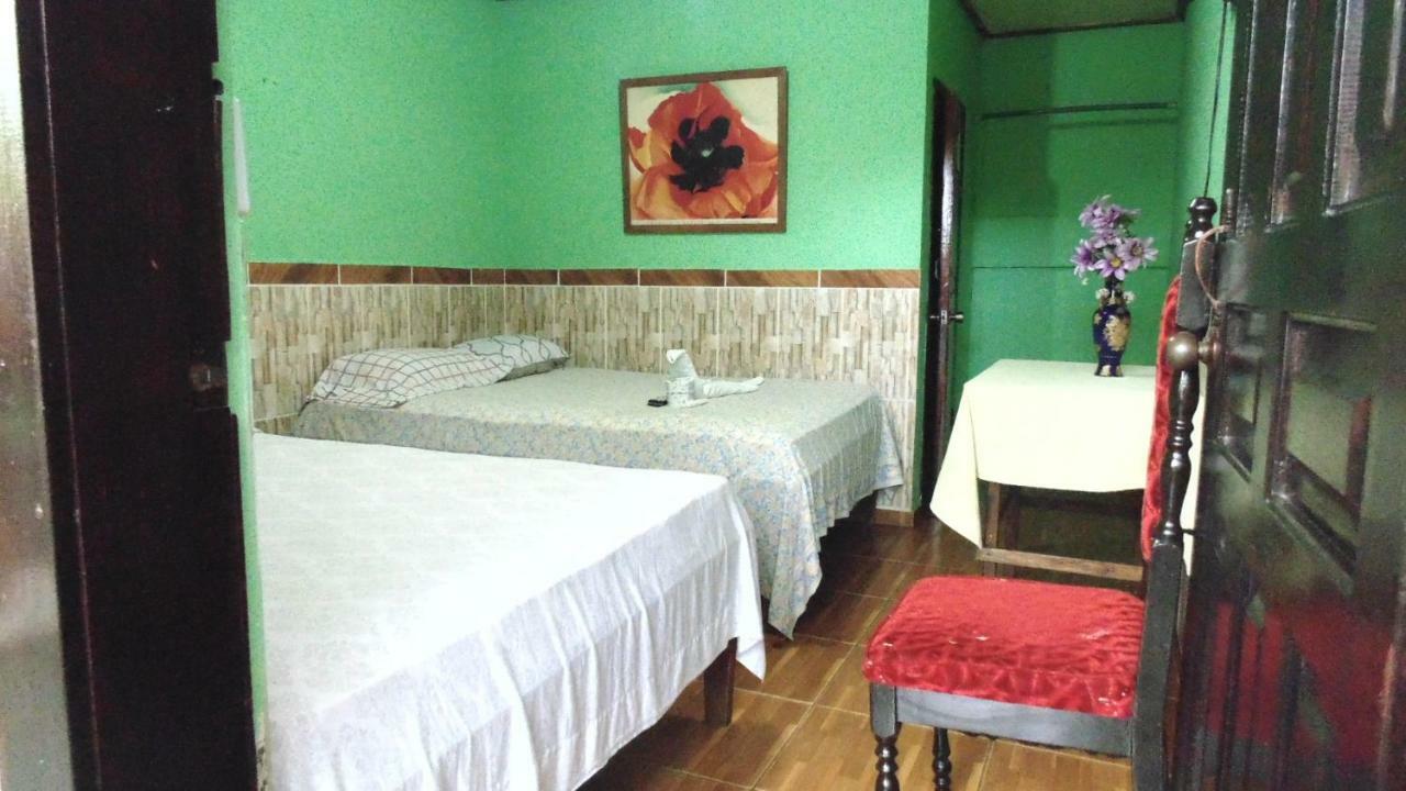 Hotel Economica Coxen Hole Екстериор снимка