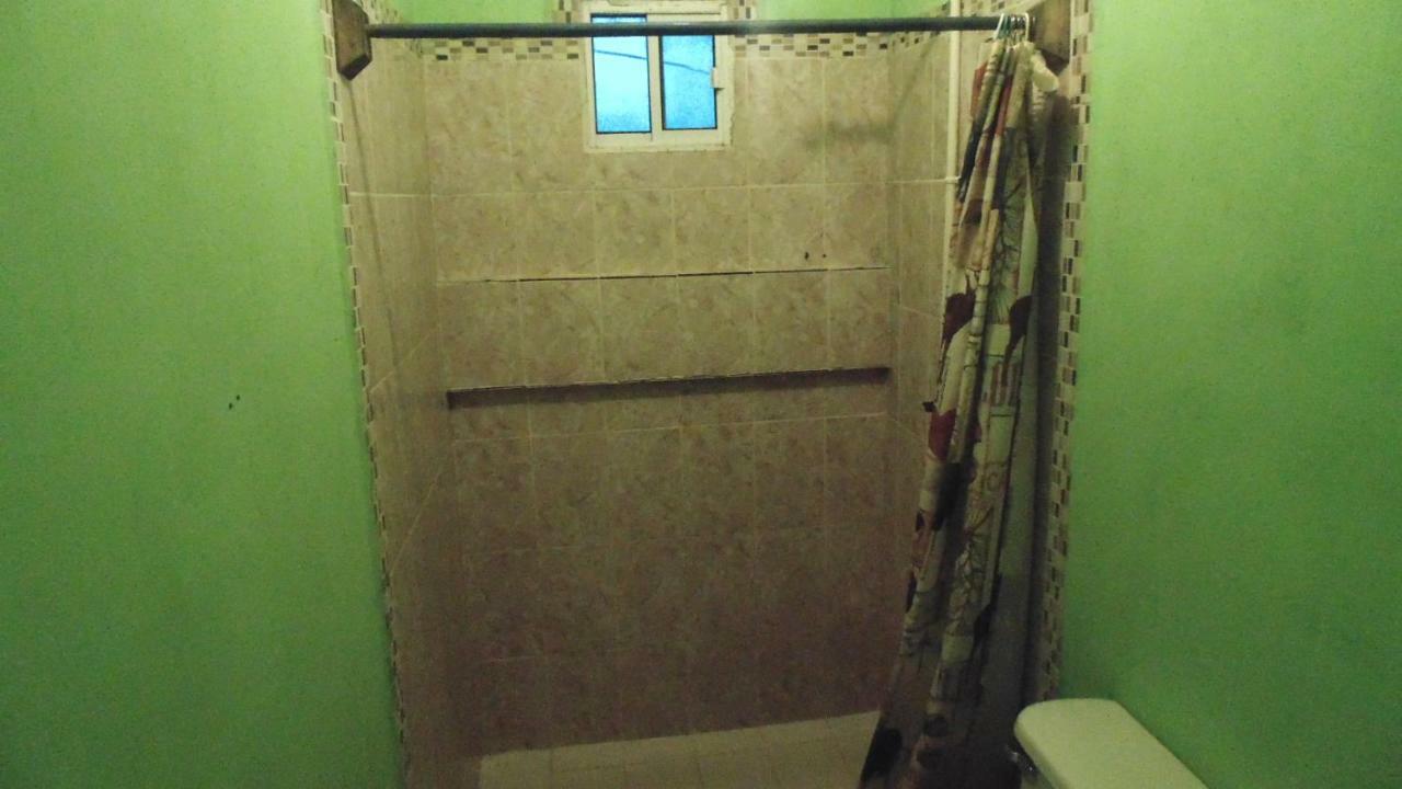 Hotel Economica Coxen Hole Екстериор снимка