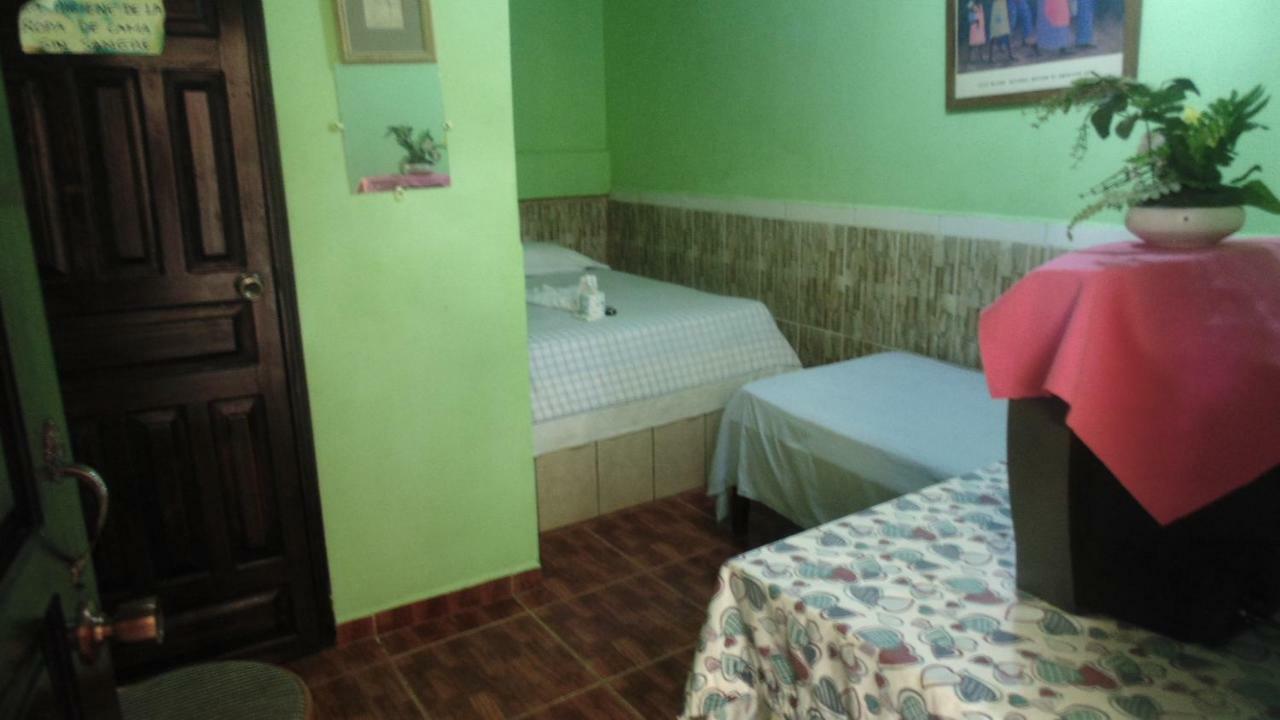 Hotel Economica Coxen Hole Екстериор снимка