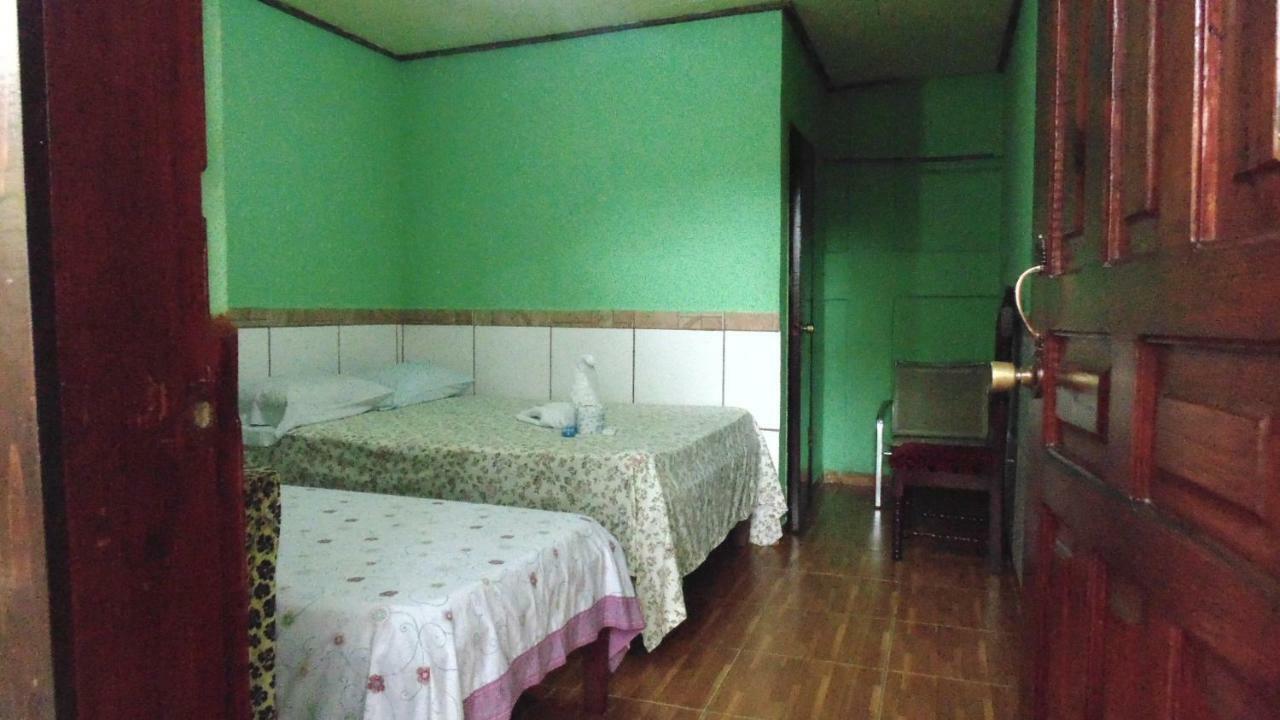 Hotel Economica Coxen Hole Екстериор снимка