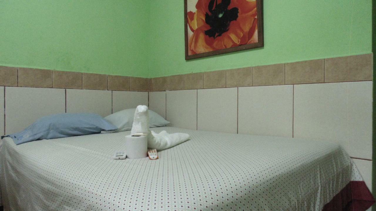 Hotel Economica Coxen Hole Екстериор снимка
