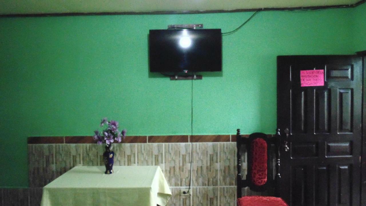 Hotel Economica Coxen Hole Екстериор снимка