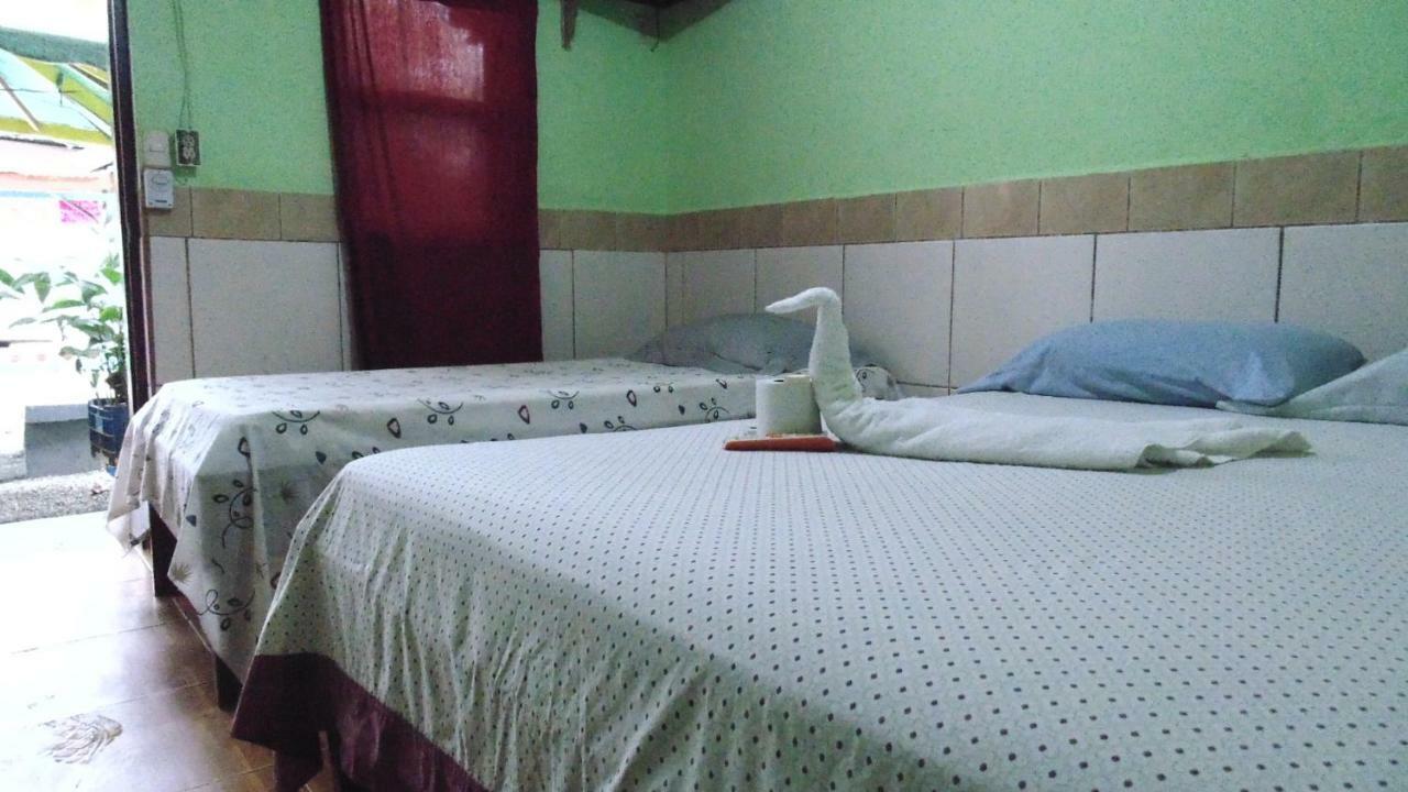 Hotel Economica Coxen Hole Екстериор снимка