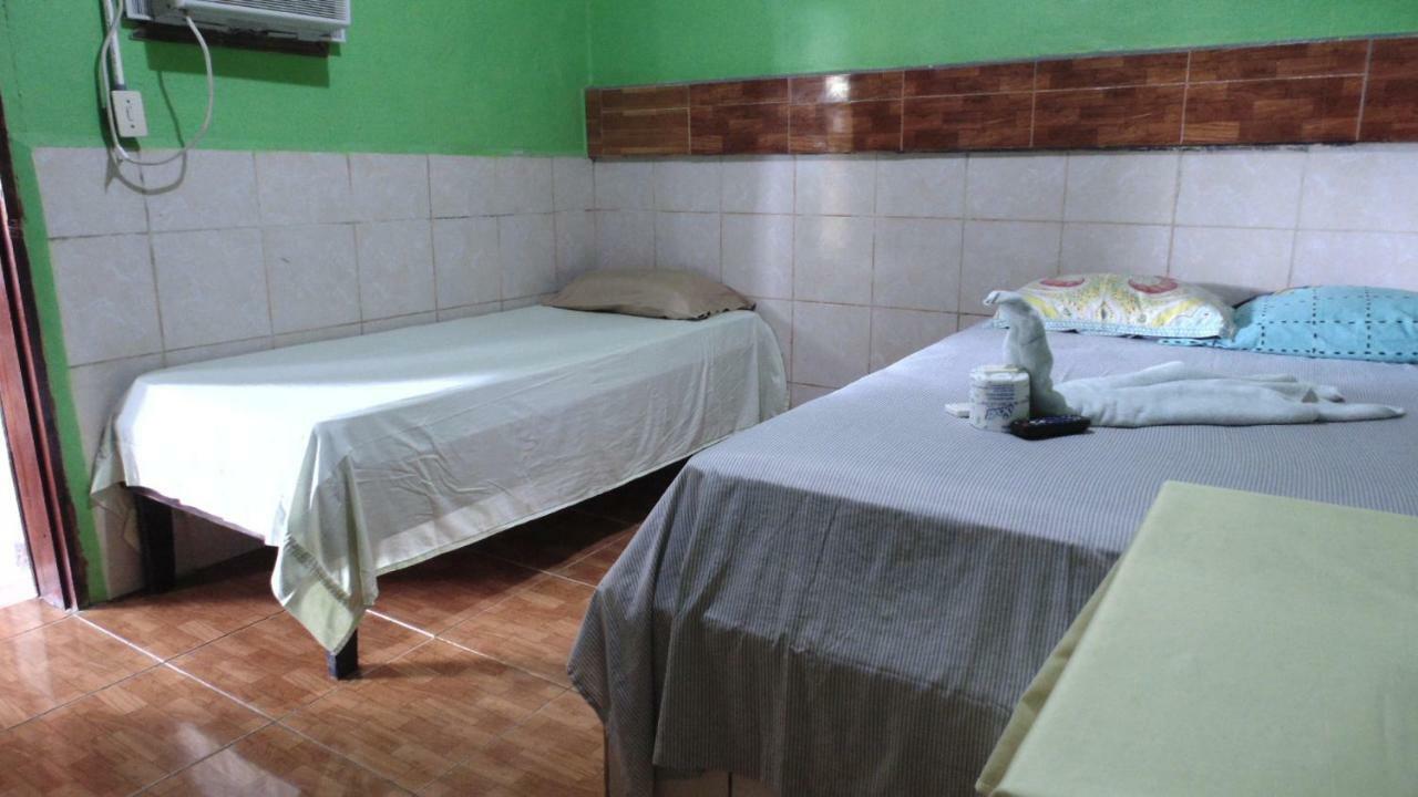 Hotel Economica Coxen Hole Екстериор снимка