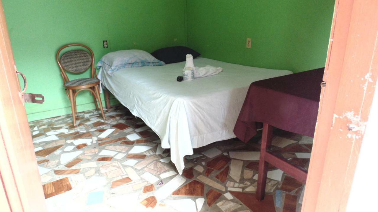 Hotel Economica Coxen Hole Екстериор снимка