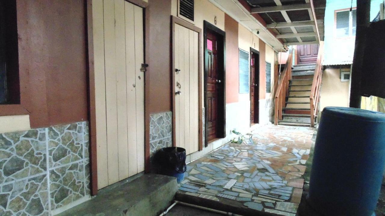 Hotel Economica Coxen Hole Екстериор снимка