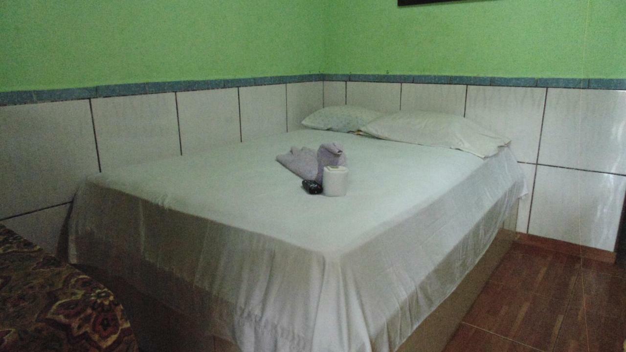 Hotel Economica Coxen Hole Екстериор снимка