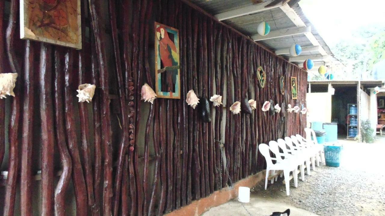 Hotel Economica Coxen Hole Екстериор снимка