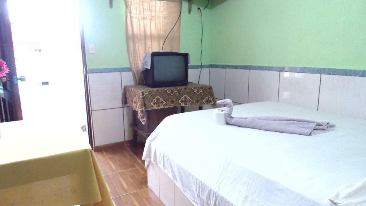 Hotel Economica Coxen Hole Екстериор снимка