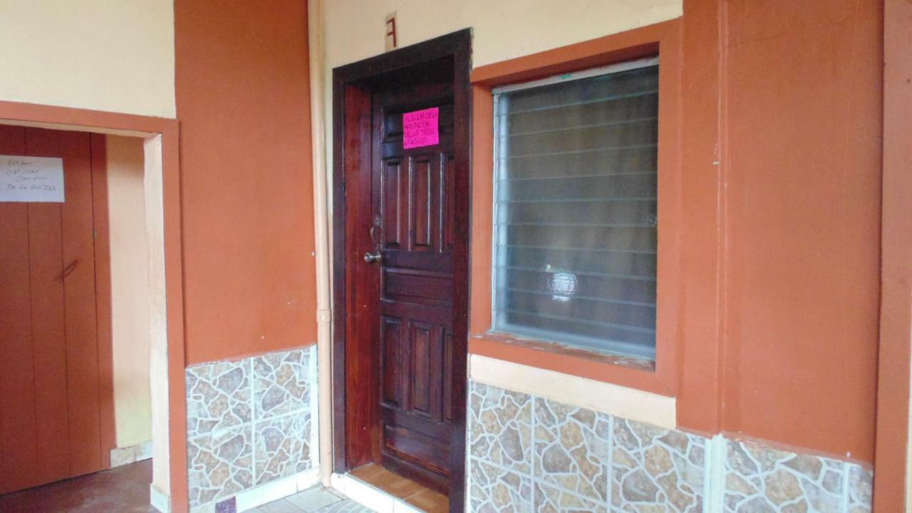 Hotel Economica Coxen Hole Екстериор снимка